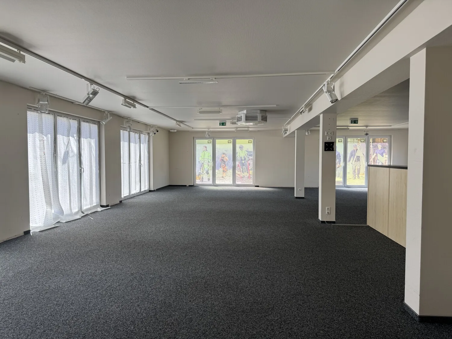 Attraktive Gewerbefläche mit Verkaufsraum, Büroflächen und Parkplätzen in gut erreichbarer Lage