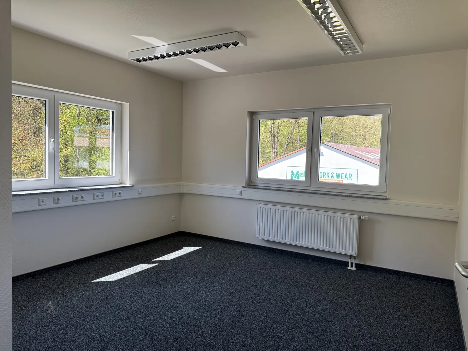Attraktive Gewerbefläche mit Verkaufsraum, Büroflächen und Parkplätzen in gut erreichbarer Lage