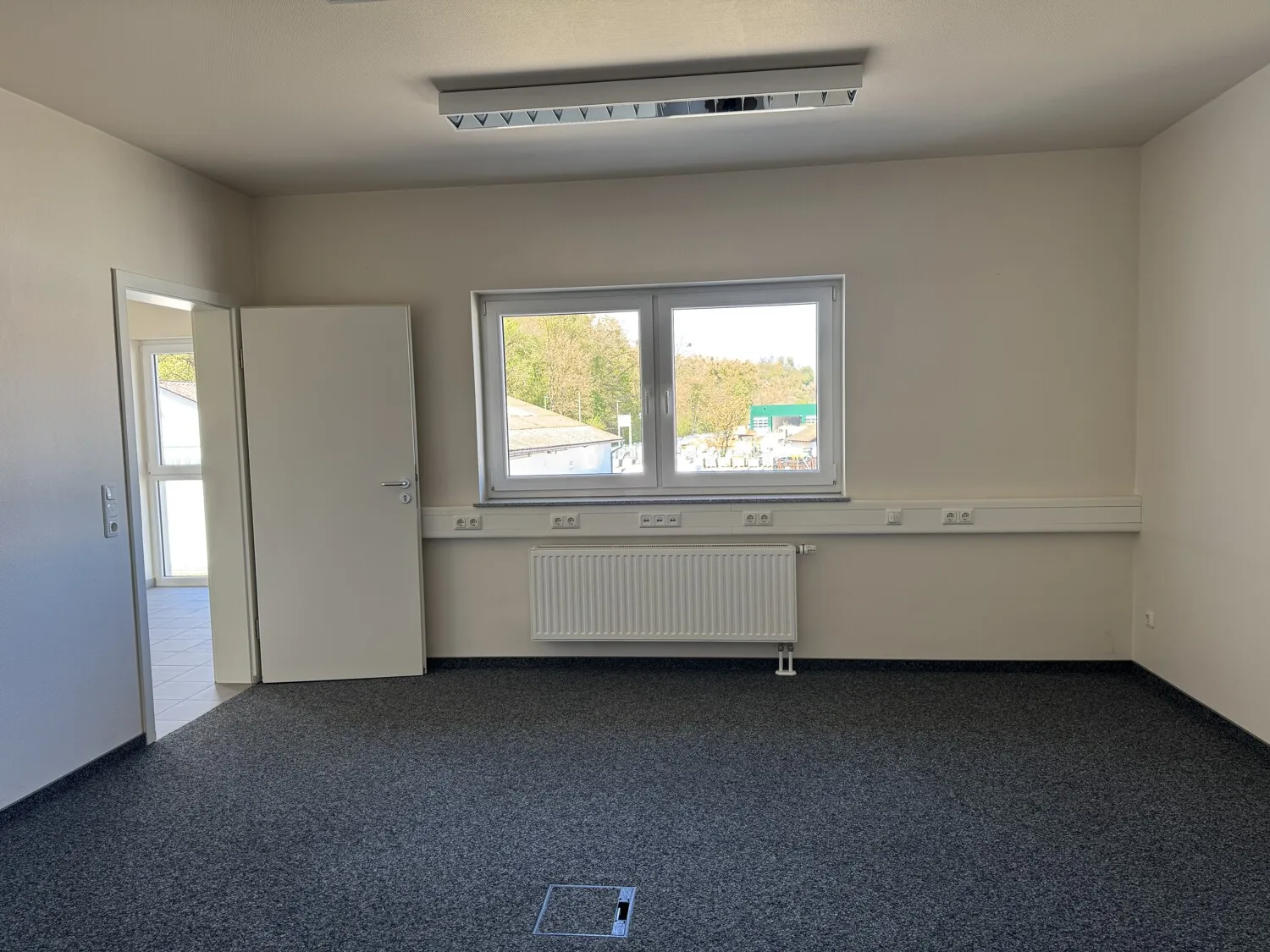 Attraktive Gewerbefläche mit Verkaufsraum, Büroflächen und Parkplätzen in gut erreichbarer Lage