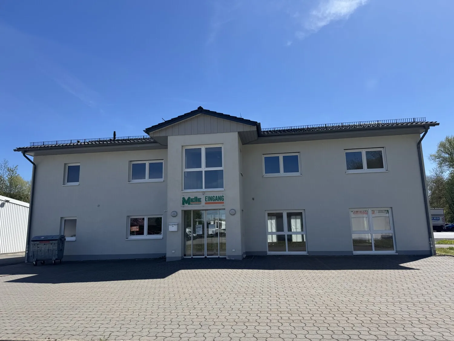 Attraktive Gewerbefläche mit Verkaufsraum, Büroflächen und Parkplätzen in gut erreichbarer Lage