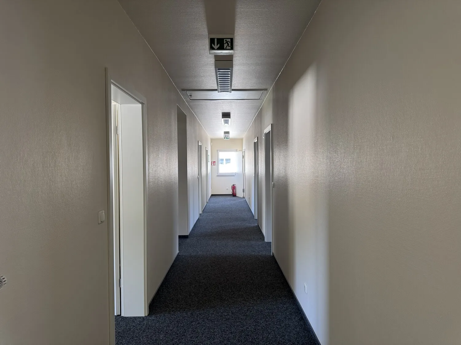 Attraktive Gewerbefläche mit Verkaufsraum, Büroflächen und Parkplätzen in gut erreichbarer Lage
