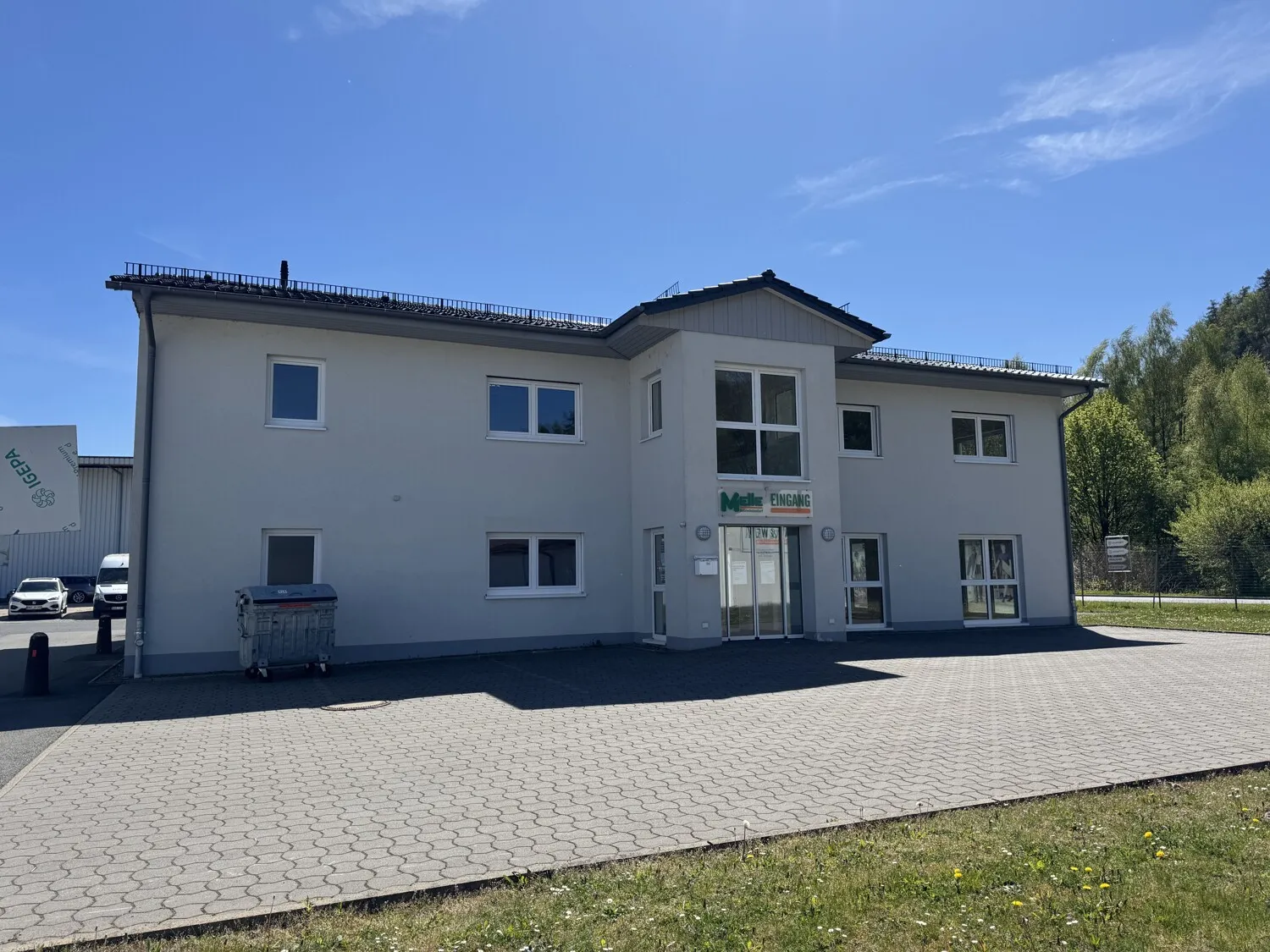 Attraktive Gewerbefläche mit Verkaufsraum, Büroflächen und Parkplätzen in gut erreichbarer Lage