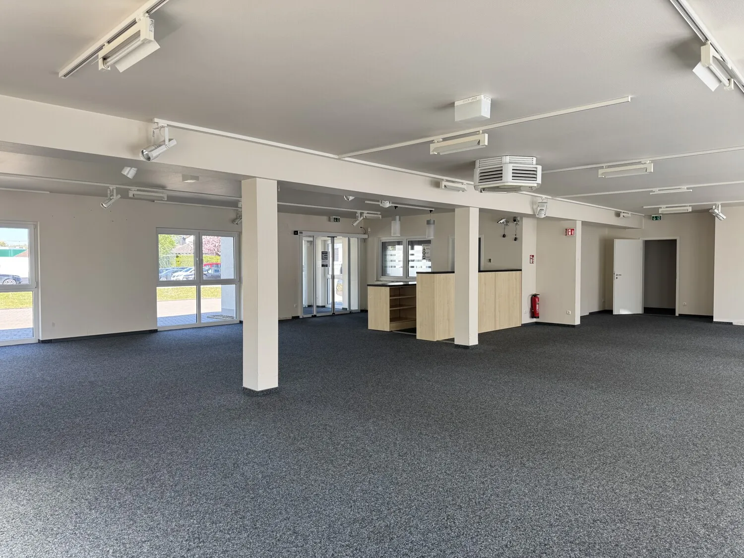 Attraktive Gewerbefläche mit Verkaufsraum, Büroflächen und Parkplätzen in gut erreichbarer Lage
