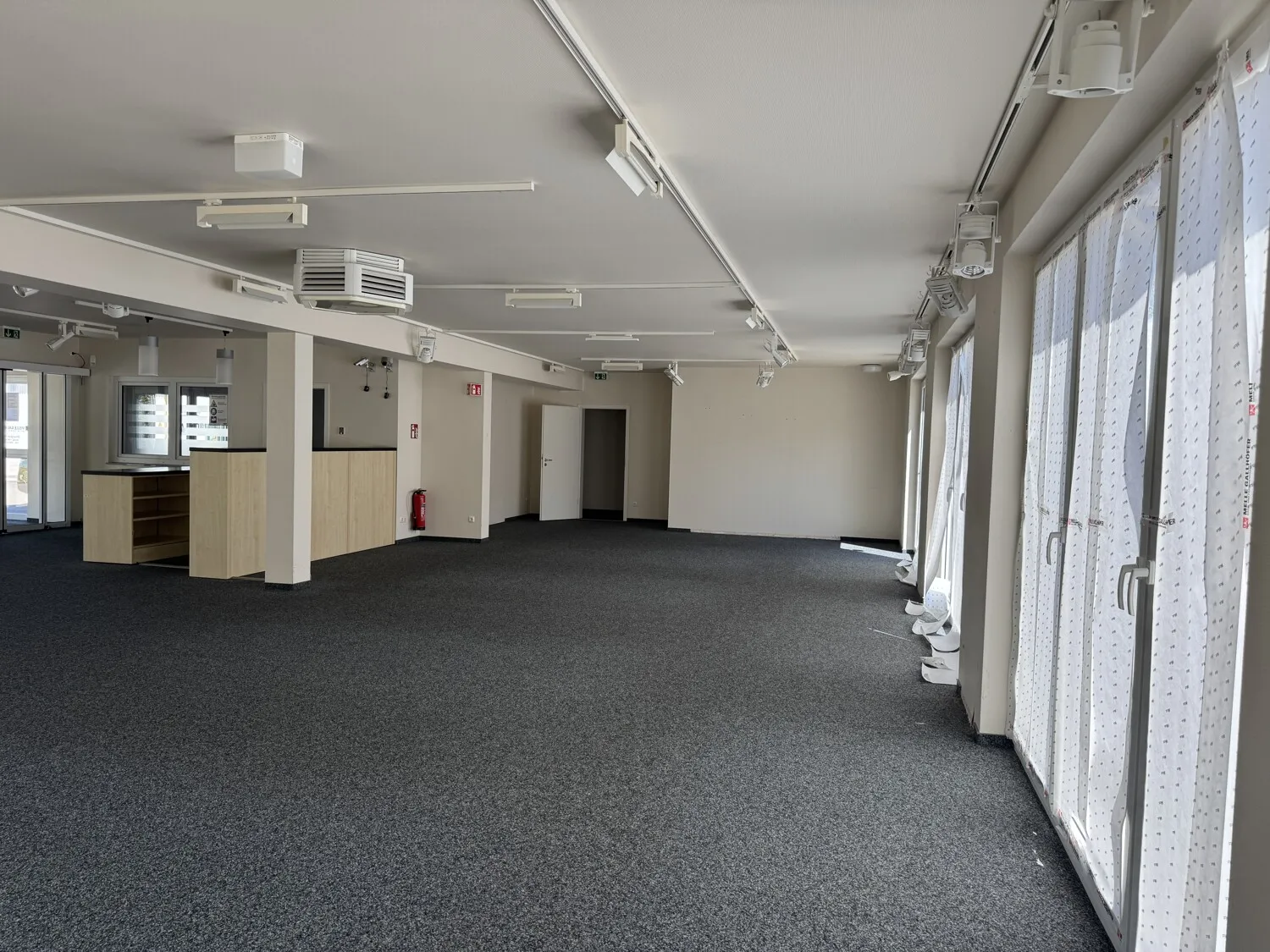 Attraktive Gewerbefläche mit Verkaufsraum, Büroflächen und Parkplätzen in gut erreichbarer Lage
