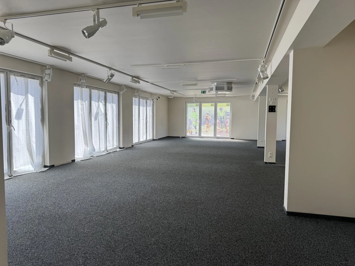 Attraktive Gewerbefläche mit Verkaufsraum, Büroflächen und Parkplätzen in gut erreichbarer Lage