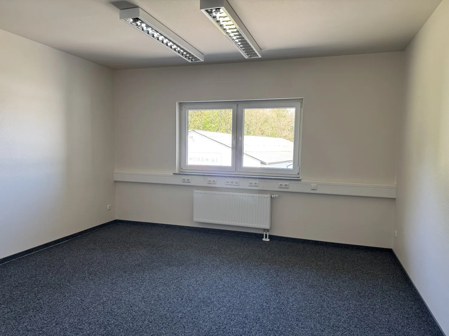 Attraktive Gewerbefläche mit Verkaufsraum, Büroflächen und Parkplätzen in gut erreichbarer Lage