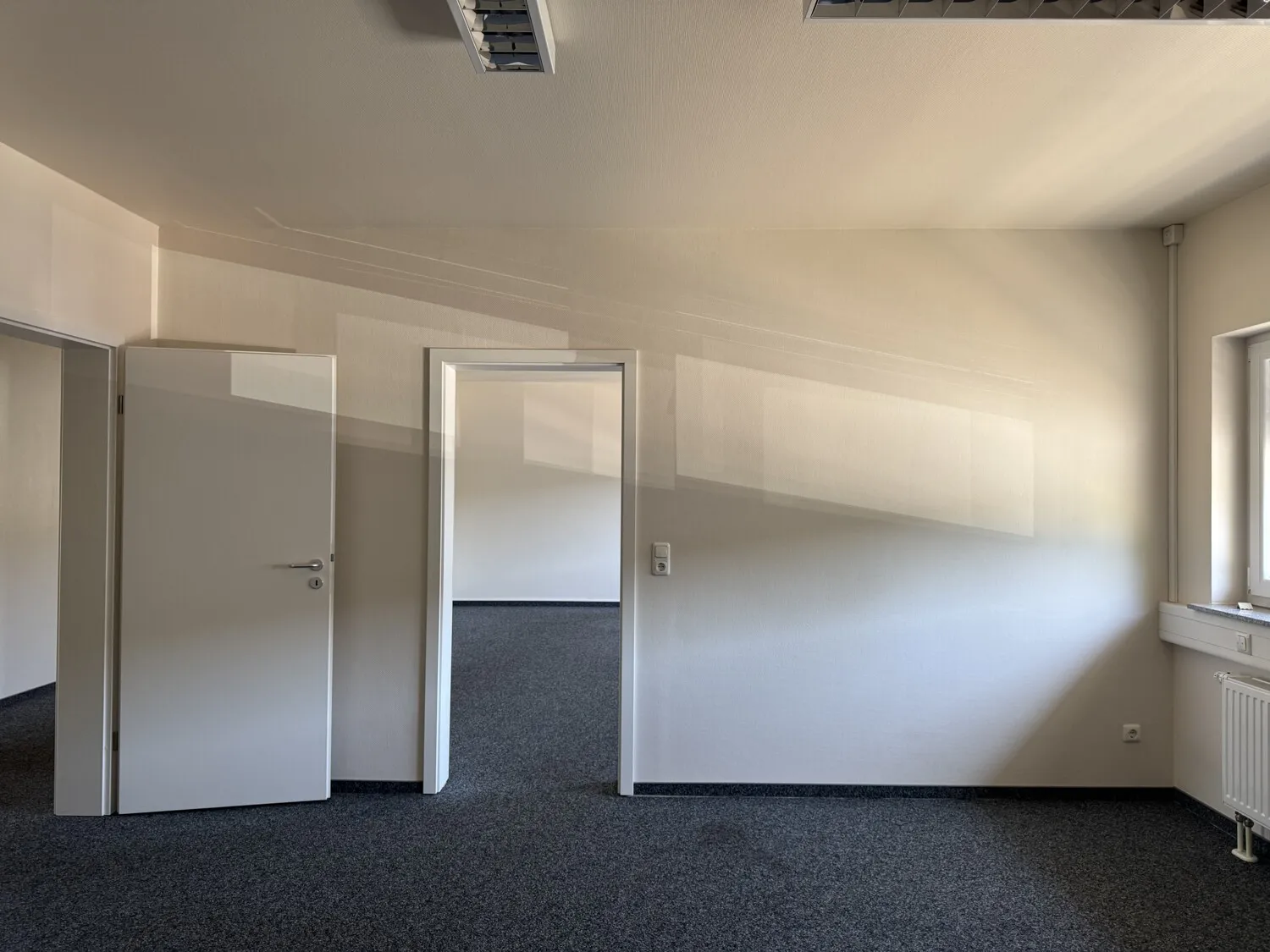 Attraktive Gewerbefläche mit Verkaufsraum, Büroflächen und Parkplätzen in gut erreichbarer Lage