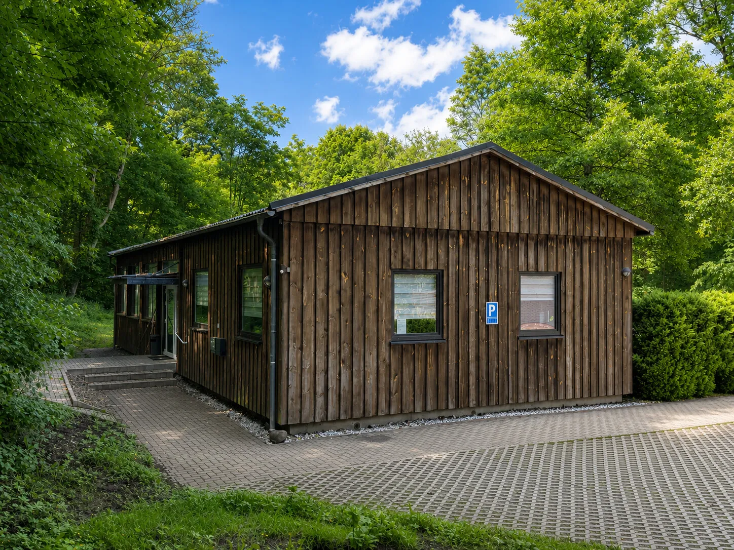 Geschäftsräume/ Arztpraxis /Studentenapartment mit ca. 140 m² Grundfläche und 1057 m² Grundstück