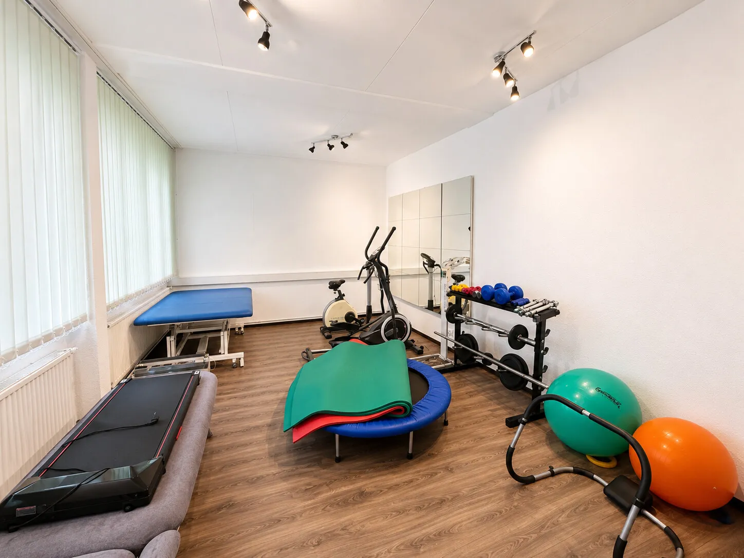 Geschäftsräume/ Arztpraxis /Studentenapartment mit ca. 140 m² Grundfläche und 1057 m² Grundstück