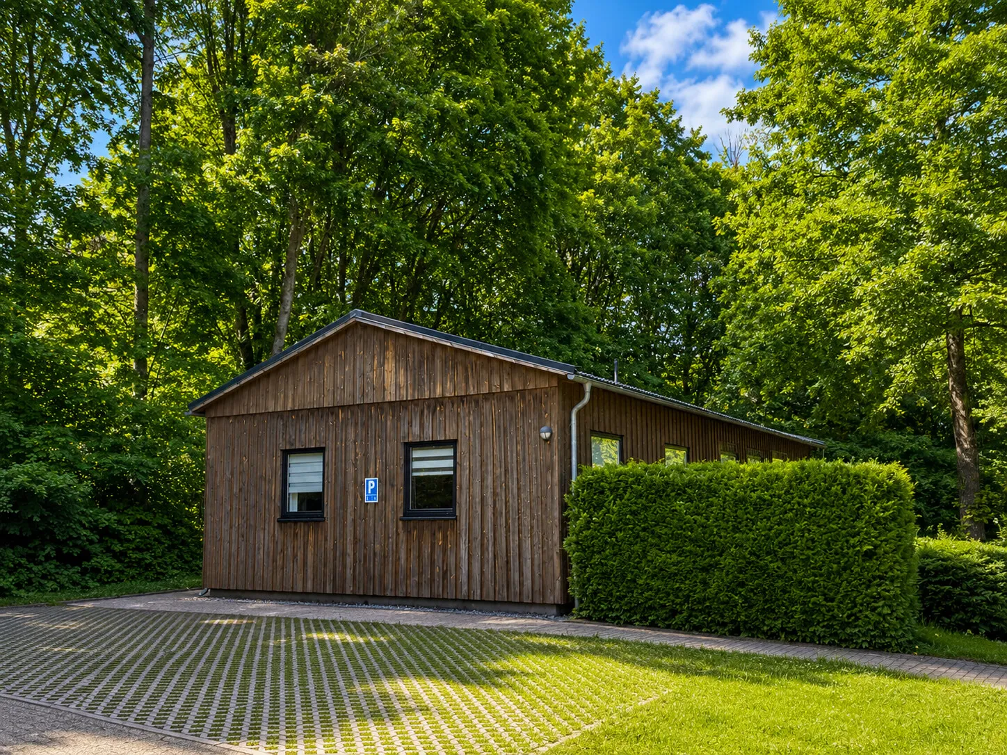 Geschäftsräume/ Arztpraxis /Studentenapartment mit ca. 140 m² Grundfläche und 1057 m² Grundstück