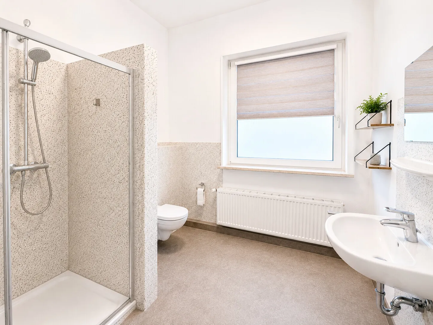 Geschäftsräume/ Arztpraxis /Studentenapartment mit ca. 140 m² Grundfläche und 1057 m² Grundstück