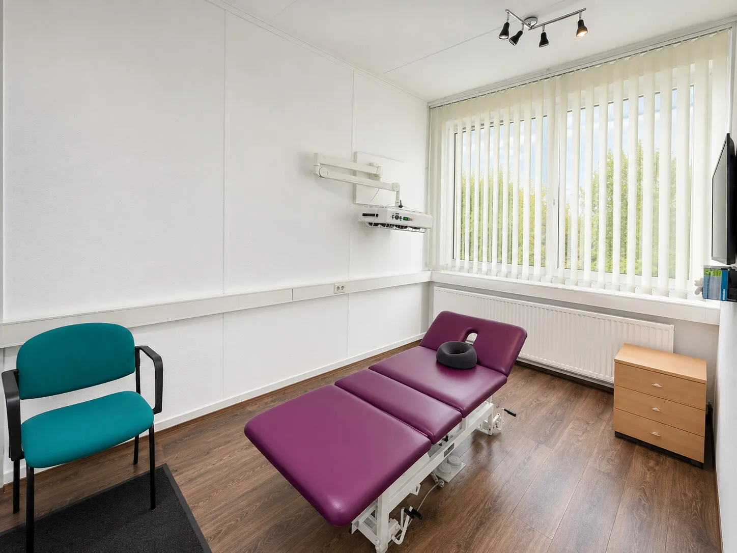 Geschäftsräume/ Arztpraxis /Studentenapartment mit ca. 140 m² Grundfläche und 1057 m² Grundstück