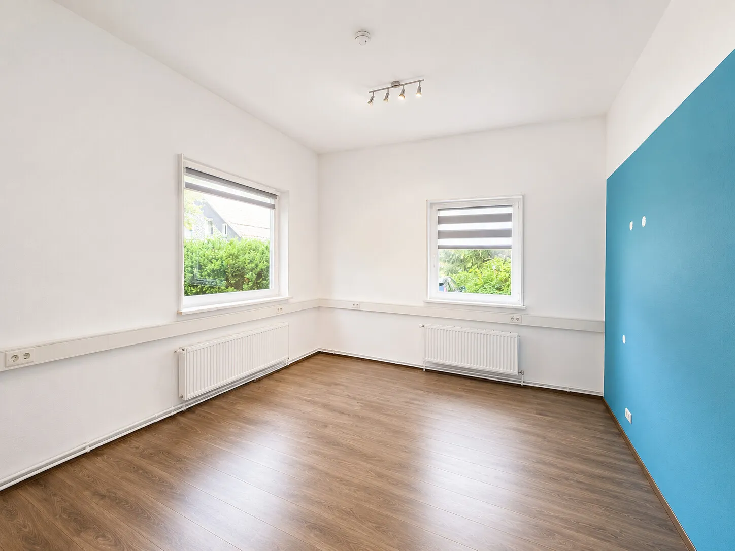 Geschäftsräume/ Arztpraxis /Studentenapartment mit ca. 140 m² Grundfläche und 1057 m² Grundstück