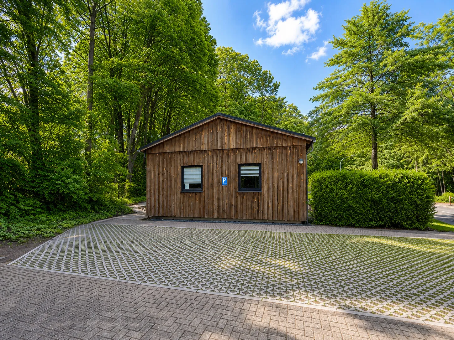 Geschäftsräume/ Arztpraxis /Studentenapartment mit ca. 140 m² Grundfläche und 1057 m² Grundstück