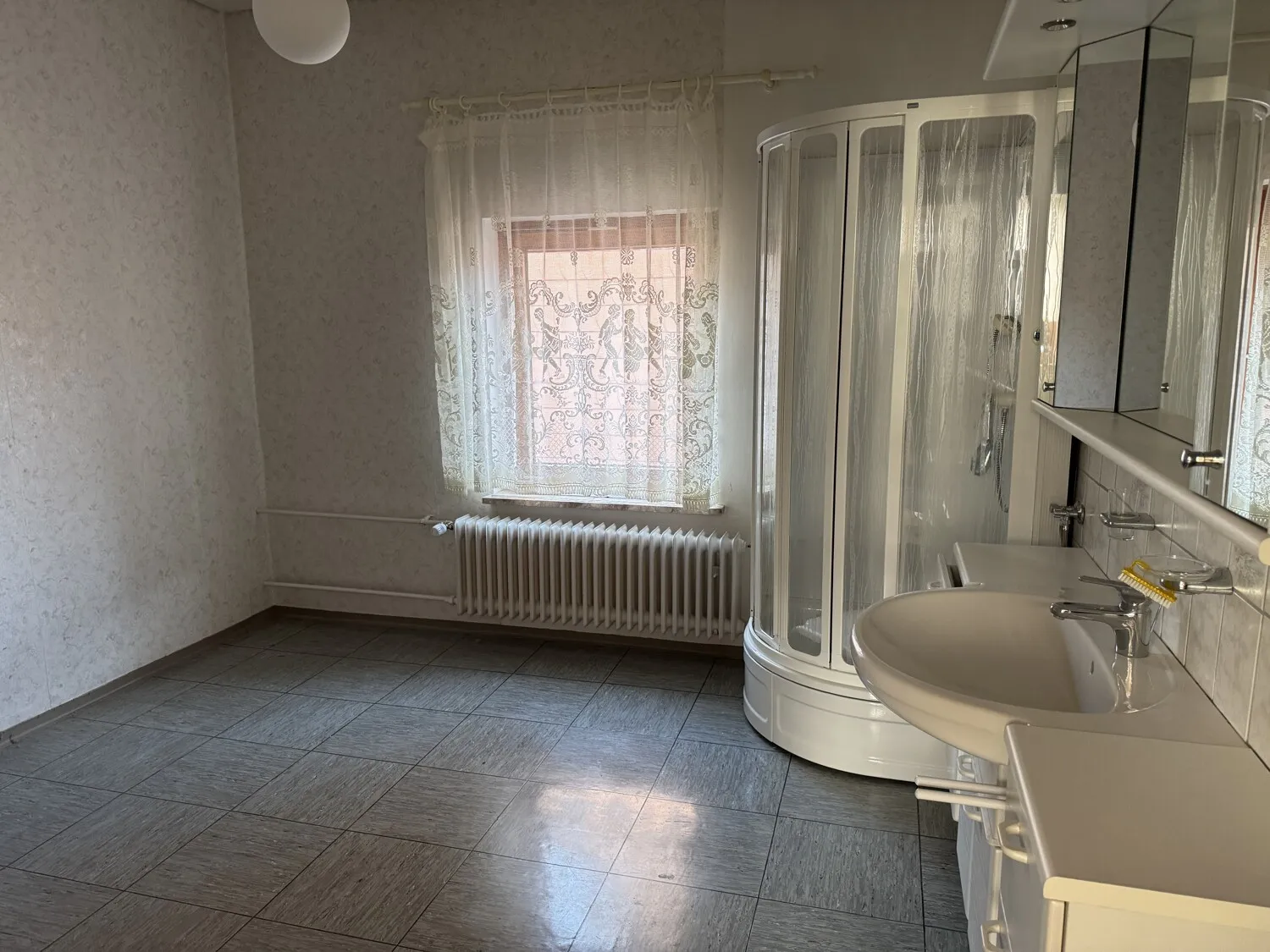 Raum mit Dusche OG