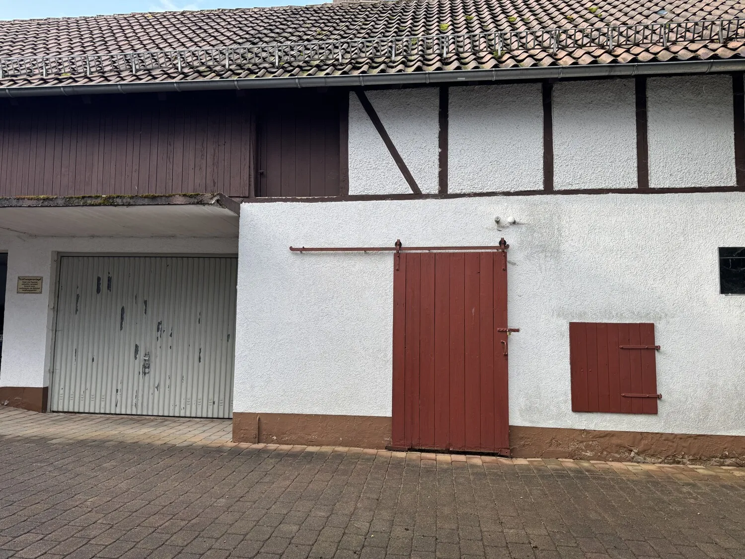 Hinterhaus mit Garagen