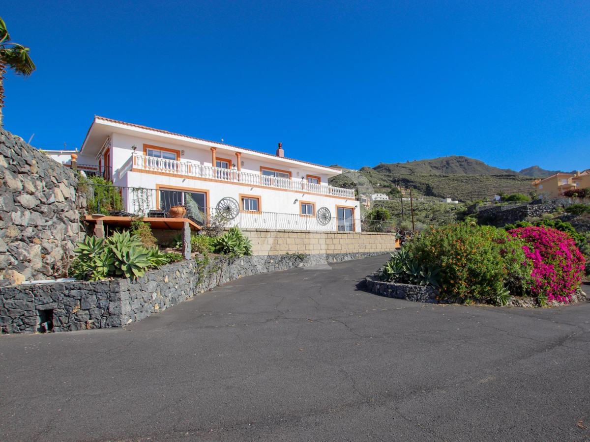 Magnífica finca con varias viviendas y vistas impresionantes al mar