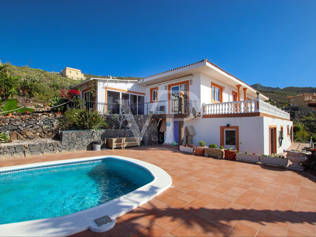 Magnífica finca con varias viviendas y vistas impresionantes al mar