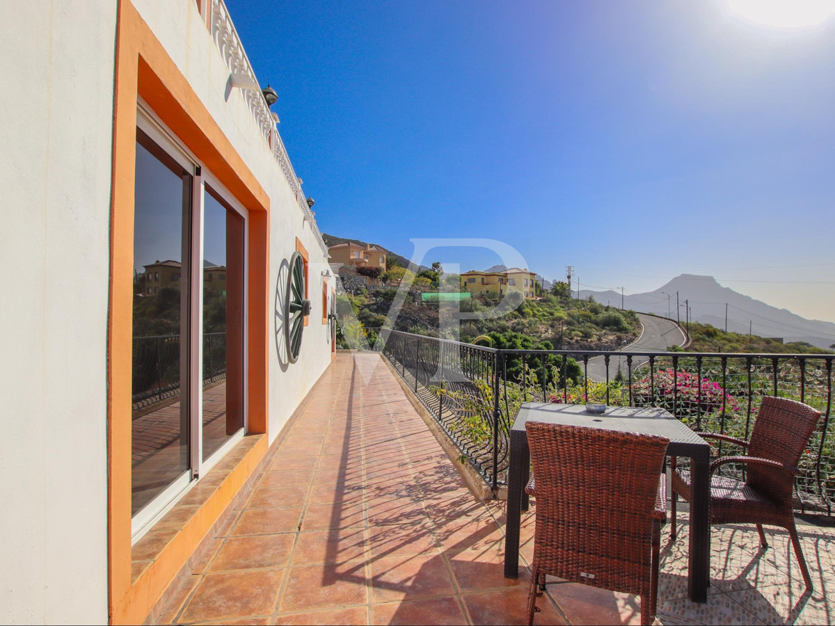 Magnificent finca with several residential units and stunning sea views