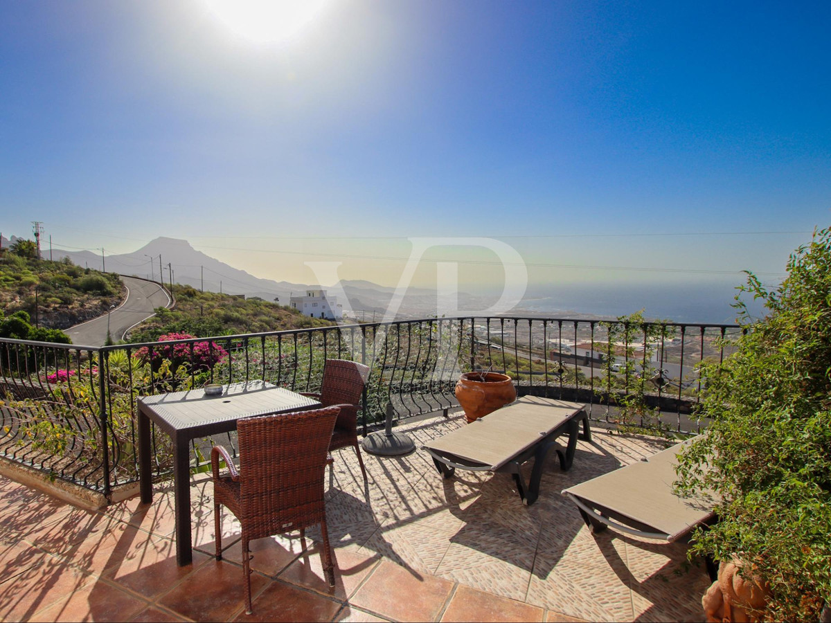 Magnífica finca con varias viviendas y vistas impresionantes al mar