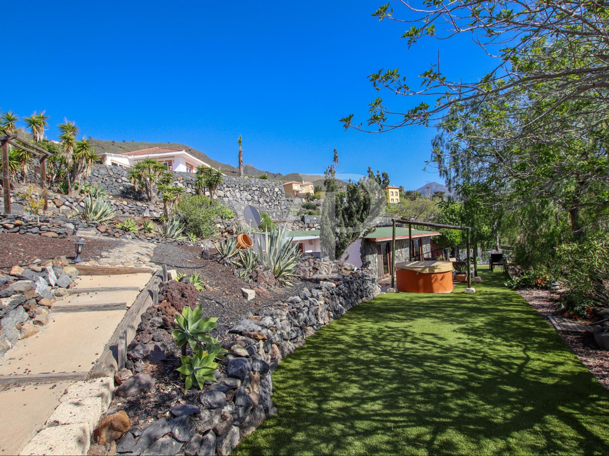 Magnífica finca con varias viviendas y vistas impresionantes al mar