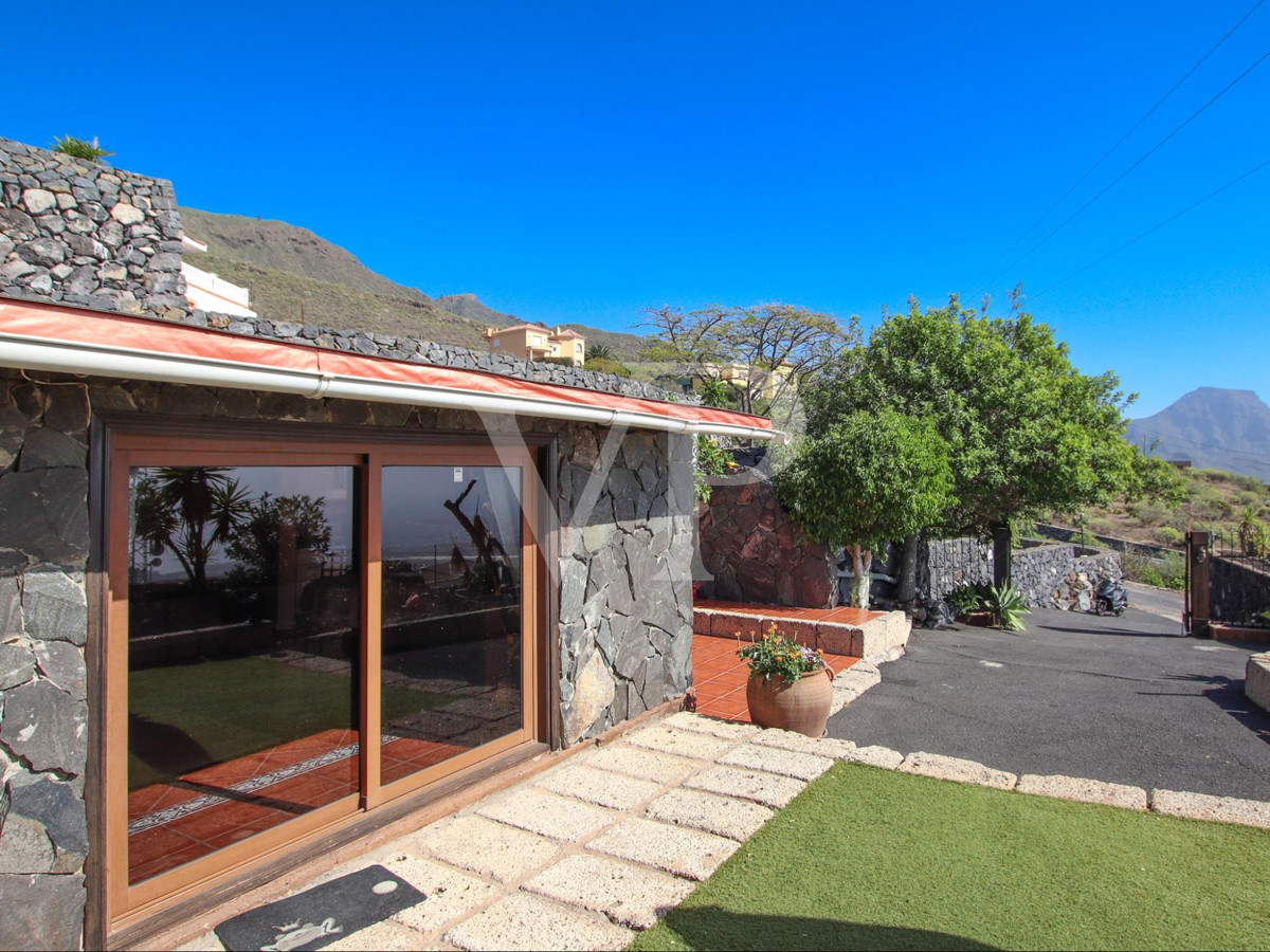 Magnífica finca con varias viviendas y vistas impresionantes al mar