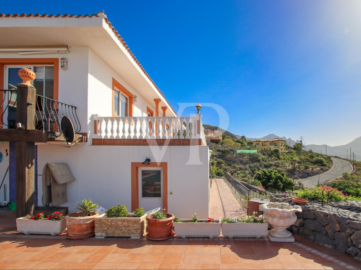 Magnífica finca con varias viviendas y vistas impresionantes al mar