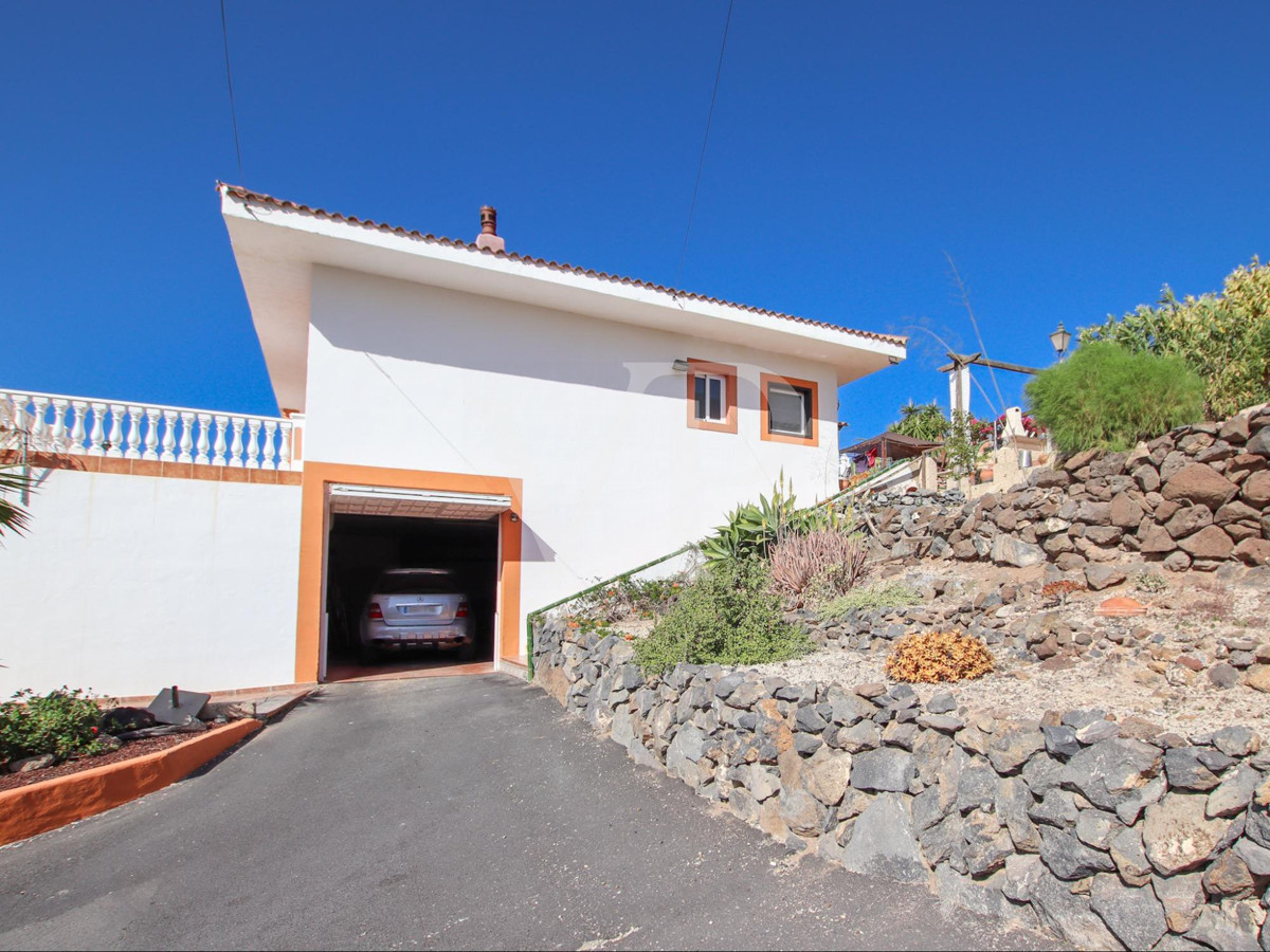 Magnífica finca con varias viviendas y vistas impresionantes al mar