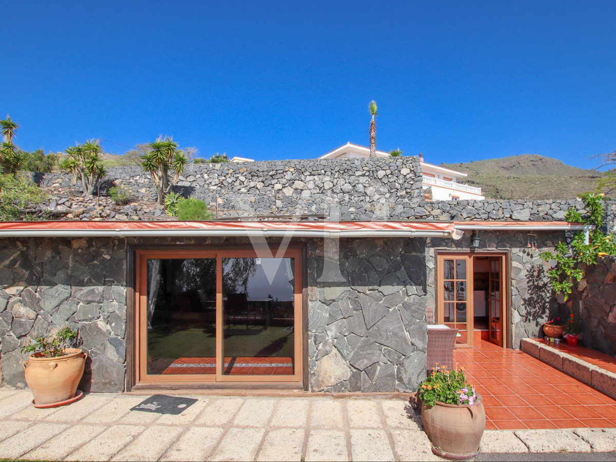 Magnífica finca con varias viviendas y vistas impresionantes al mar