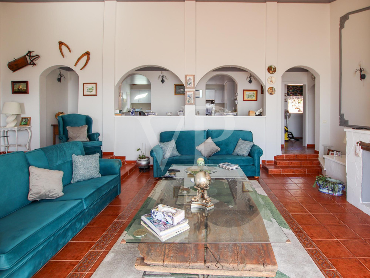 Magnificent finca with several residential units and stunning sea views