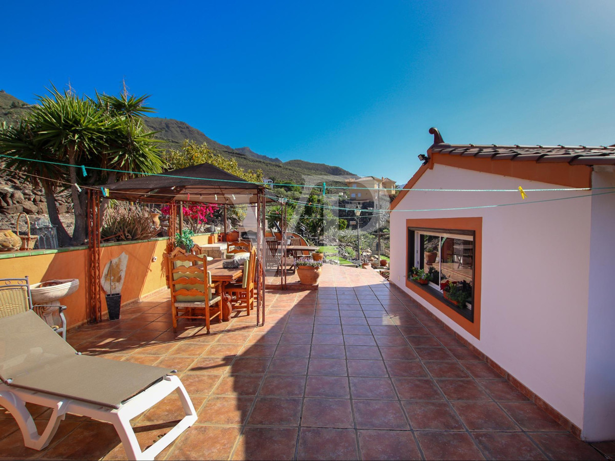 Magnificent finca with several residential units and stunning sea views