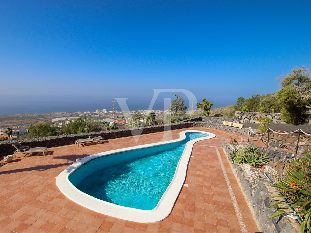 Magnificent finca with several residential units and stunning sea views