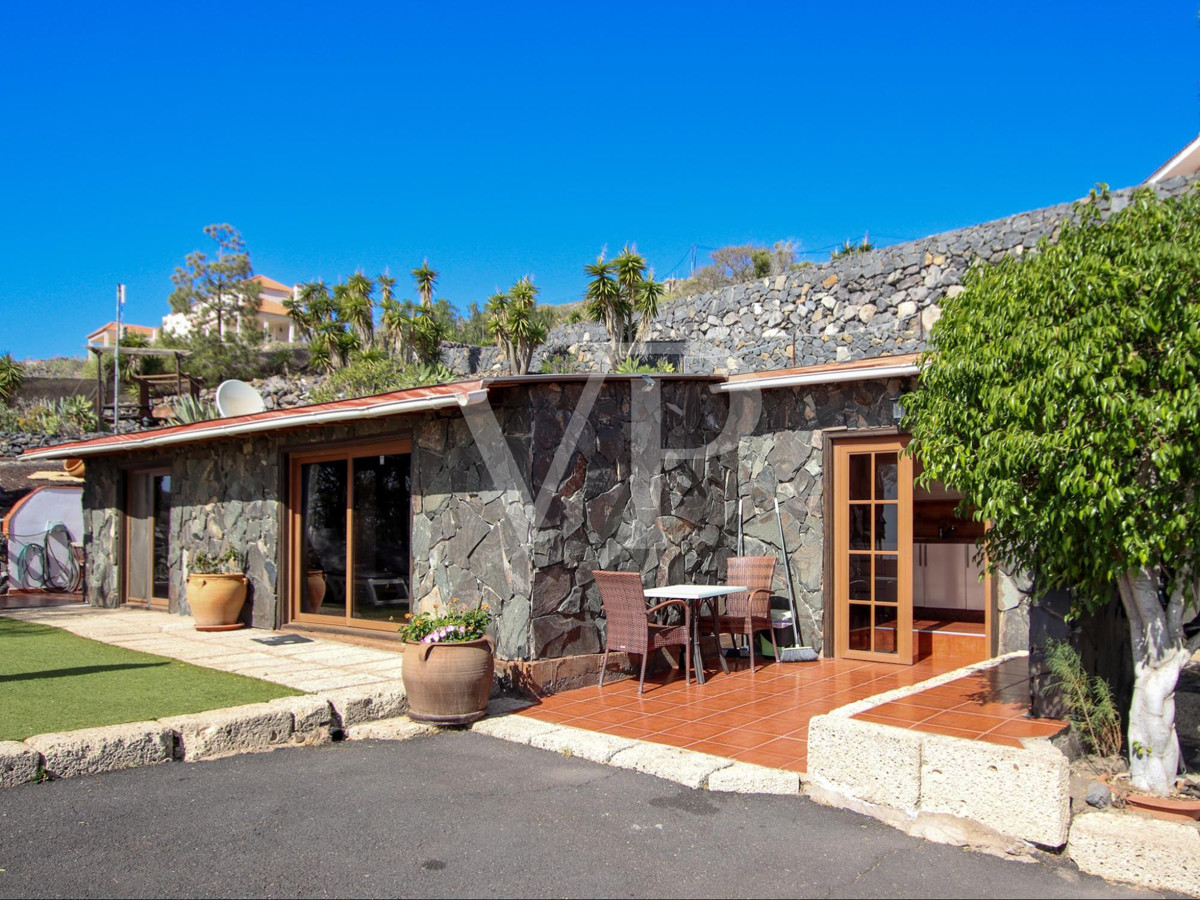 Magnífica finca con varias viviendas y vistas impresionantes al mar