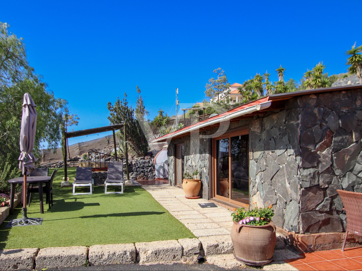 Magnífica finca con varias viviendas y vistas impresionantes al mar