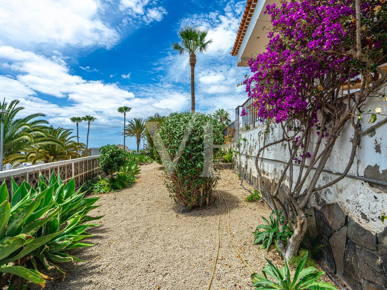 Fantastic house in a quiet area with sea views and nice garden