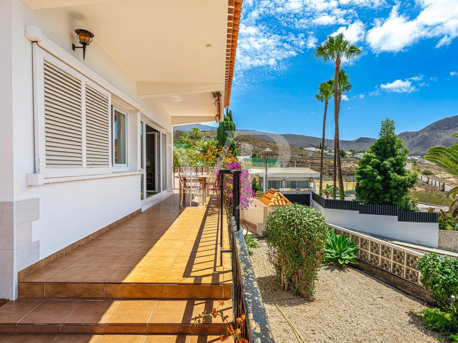 Fantástico chalet en zona tranquilla con vistas al mar y un bonito jardín