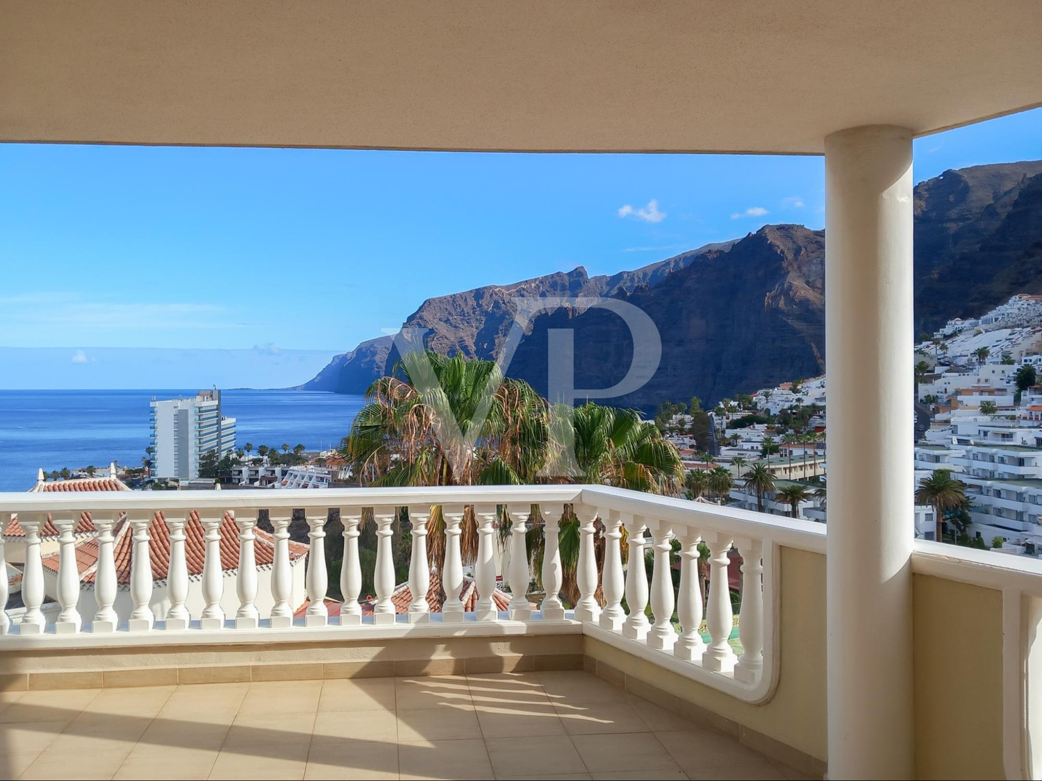 Apartamento de esquina con vista al mar en Los Gigantes