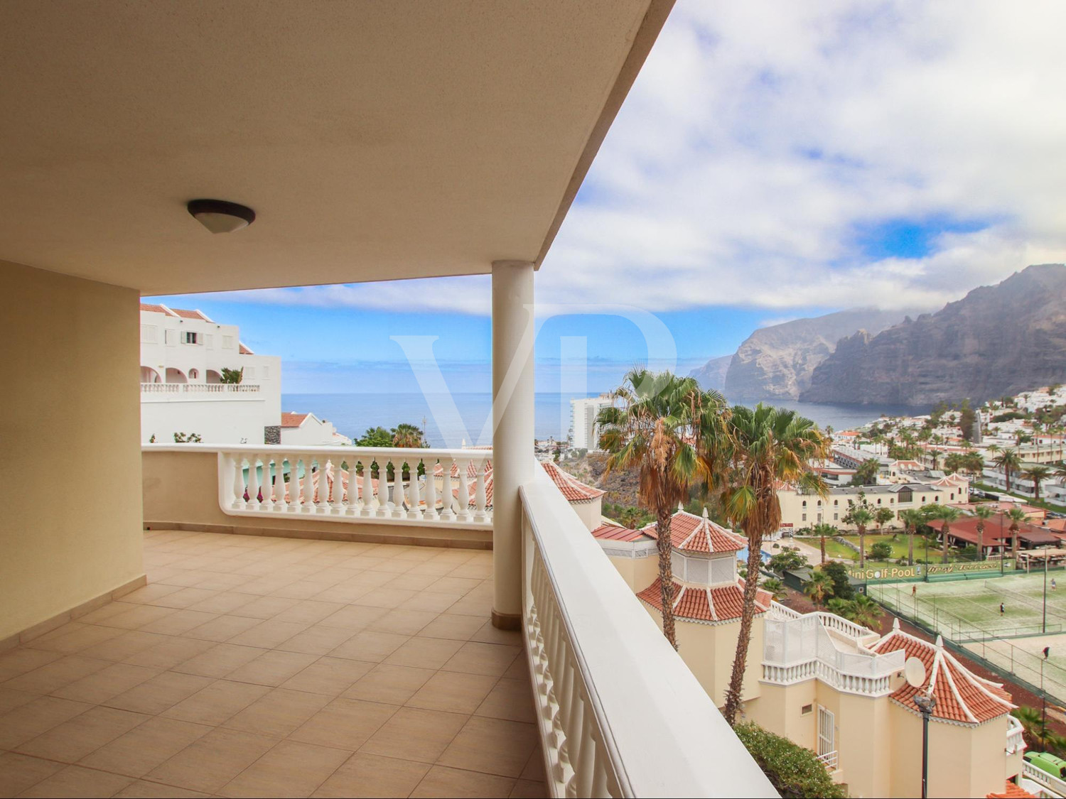 Apartamento de esquina con vista al mar en Los Gigantes