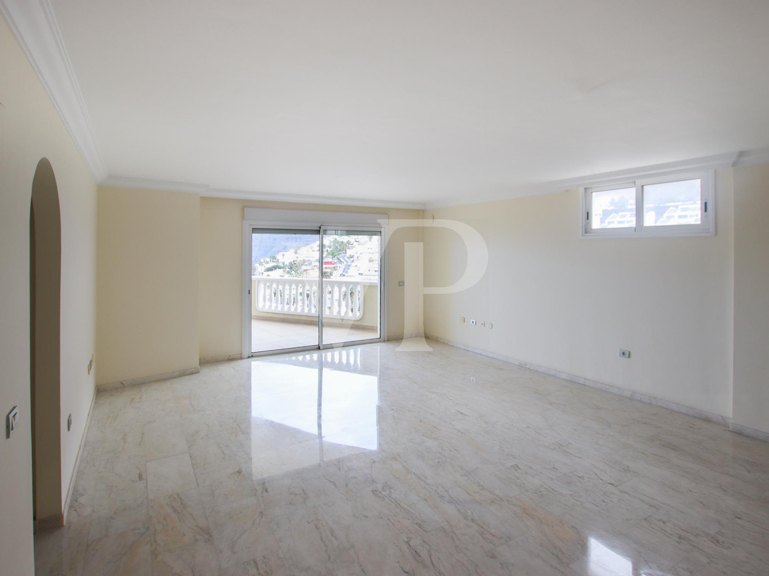 Apartamento de esquina con vista al mar en Los Gigantes