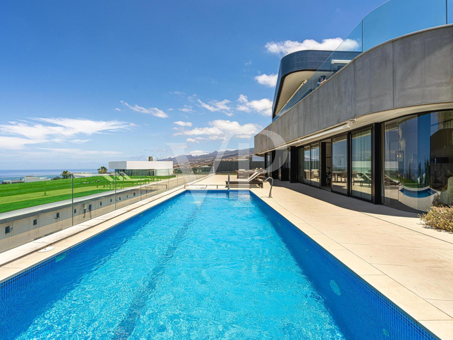 Exclusiva Villa de Diseño con Características de Lujo y Impresionantes Vistas al Mar