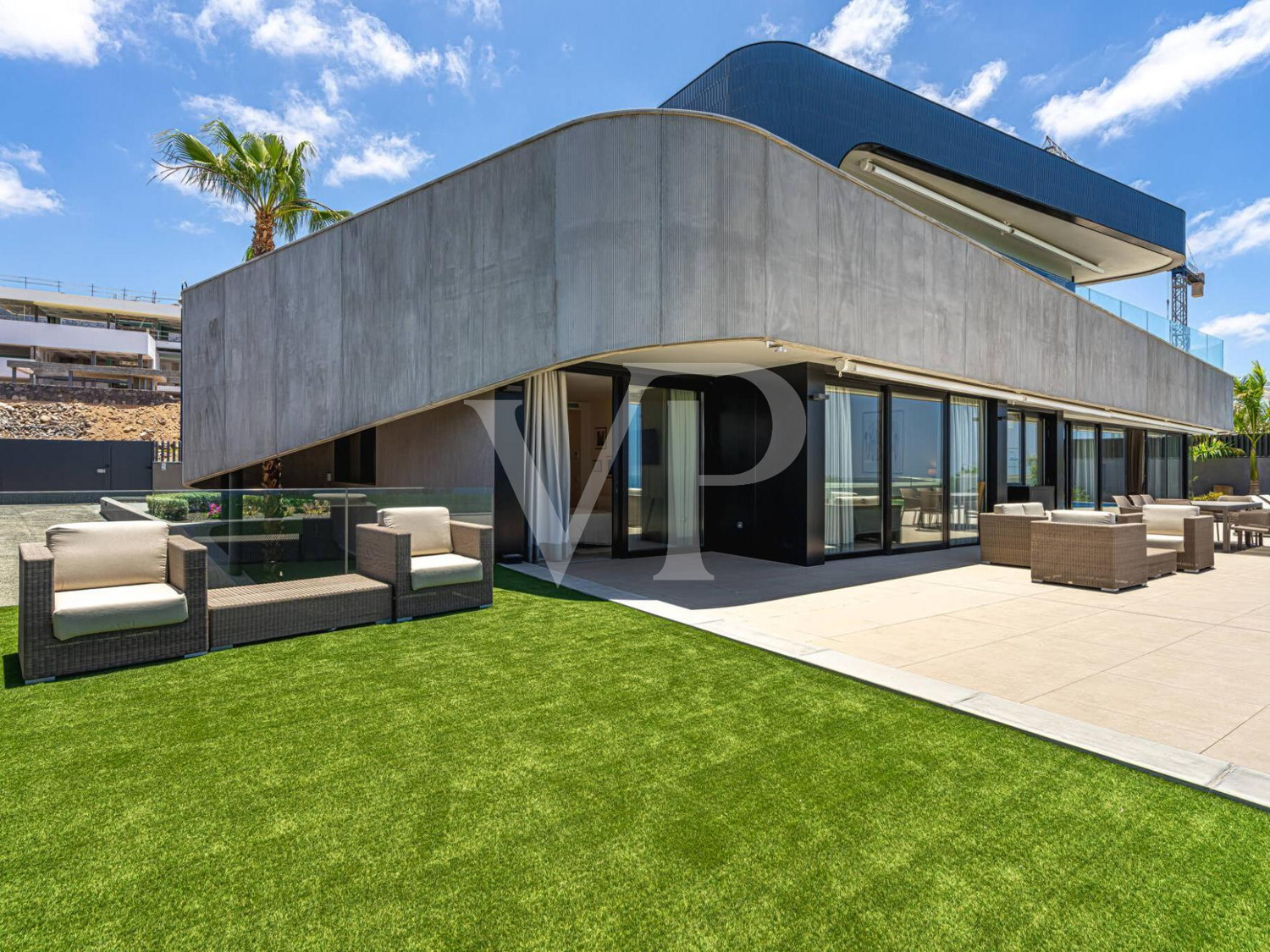 Exclusiva Villa de Diseño con Características de Lujo y Impresionantes Vistas al Mar