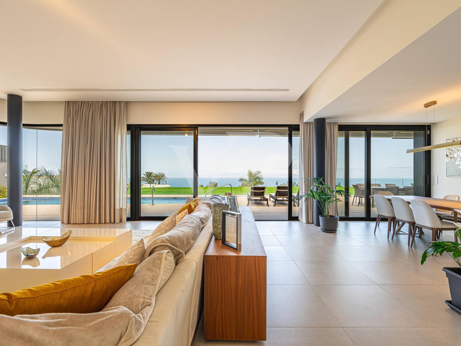 Exclusiva Villa de Diseño con Características de Lujo y Impresionantes Vistas al Mar