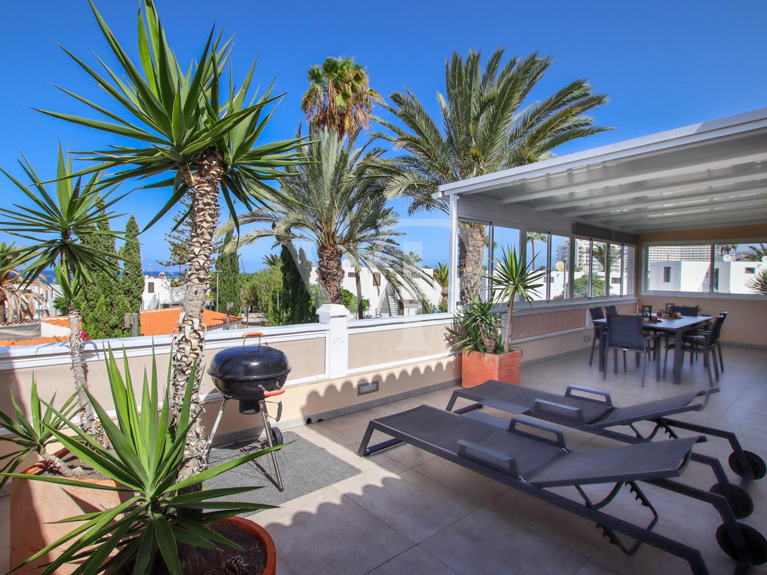 Modern apartment with sea views, just a short walk from the beach