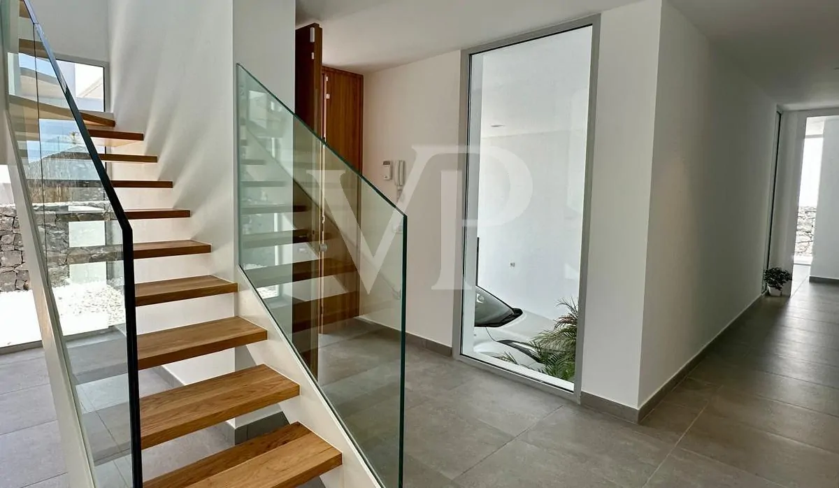 Luxusvilla saját medencével és tengerre néző kilátással Rokabellában