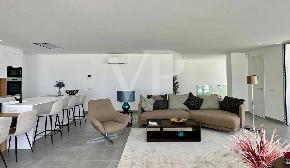 Luxusvilla saját medencével és tengerre néző kilátással Rokabellában