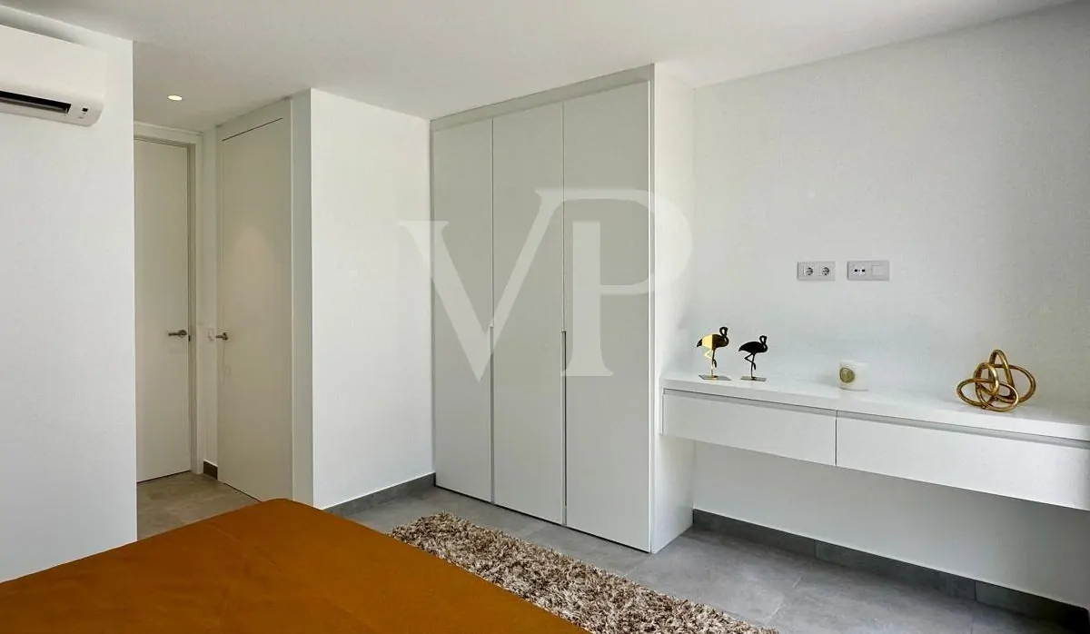 Luxusvilla saját medencével és tengerre néző kilátással Rokabellában