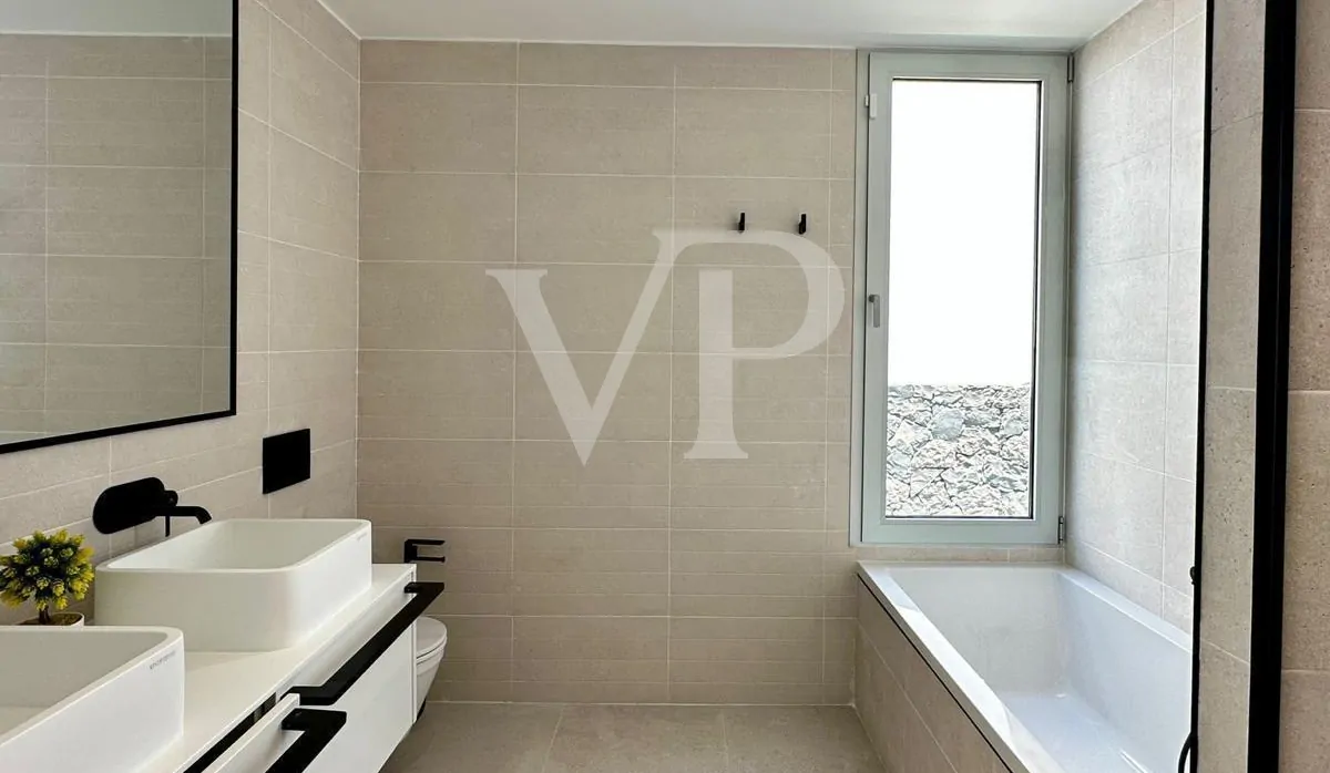 Luxusvilla saját medencével és tengerre néző kilátással Rokabellában