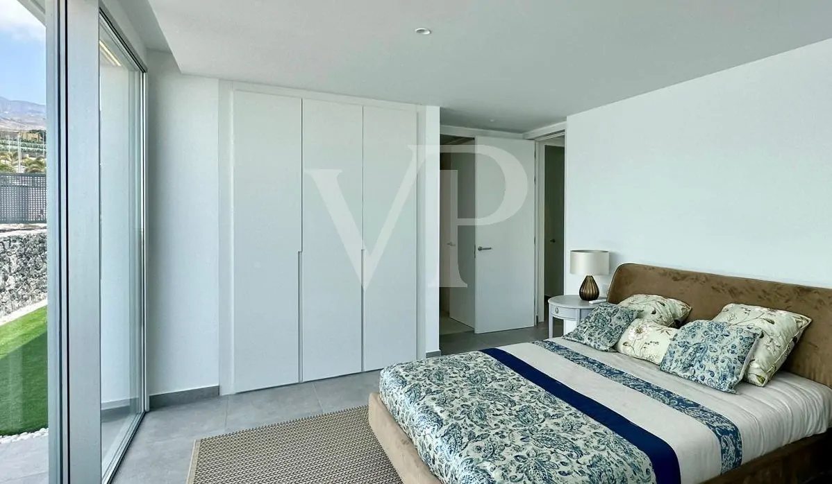 Luxusvilla saját medencével és tengerre néző kilátással Rokabellában