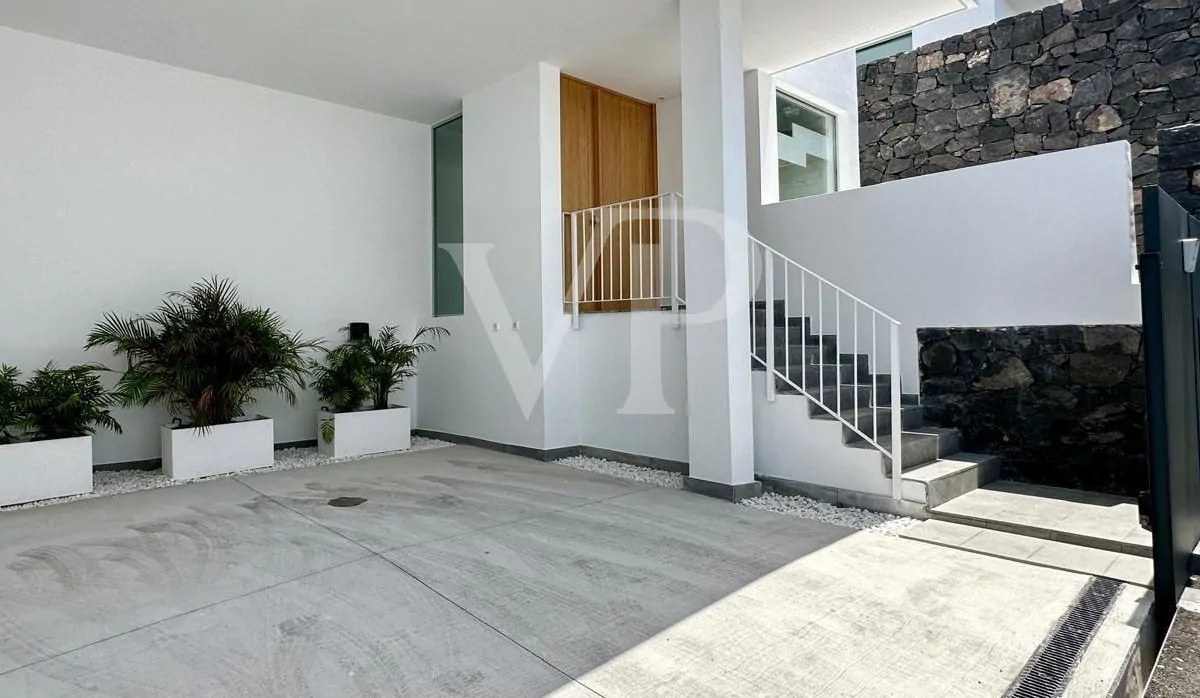 Luxusvilla saját medencével és tengerre néző kilátással Rokabellában