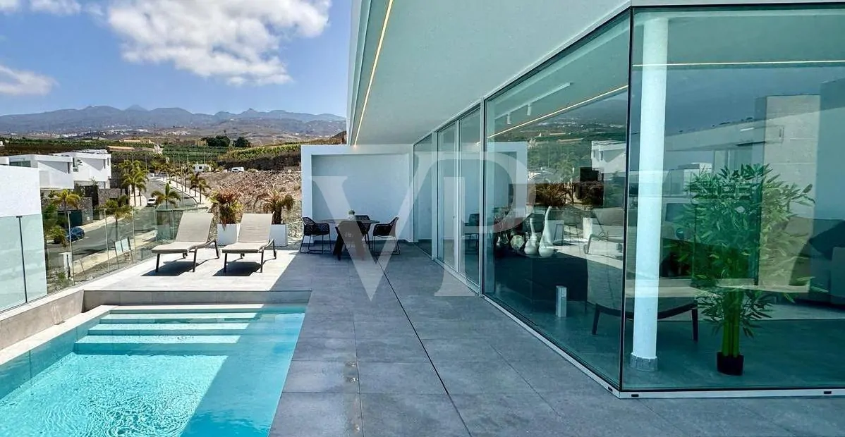 Luxusvilla mit privatem Pool und Meerblick in Rokabella